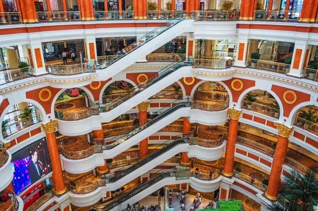 Çok katlı, lüks mimariye sahip bir alışveriş merkezinin iç mekanı ve bu devasa alanı iklimlendiren VRF Klima çözümleri.