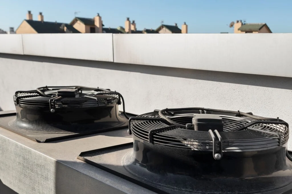 Bir binanın çatısında bulunan ve "VRF Klima nedir" sorusunun cevabı olan değişken debili iklimlendirme sisteminin dış üniteleri.